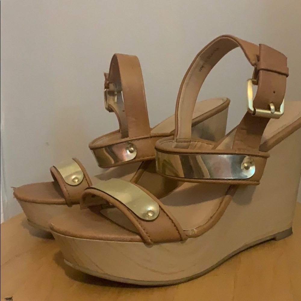 Jessica Simpson tan/gold wedges💛